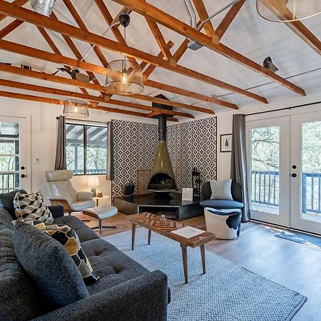 The Pine House - Cozy Mid-Century Modern, Pet-Friendly Villa Kültér fotó