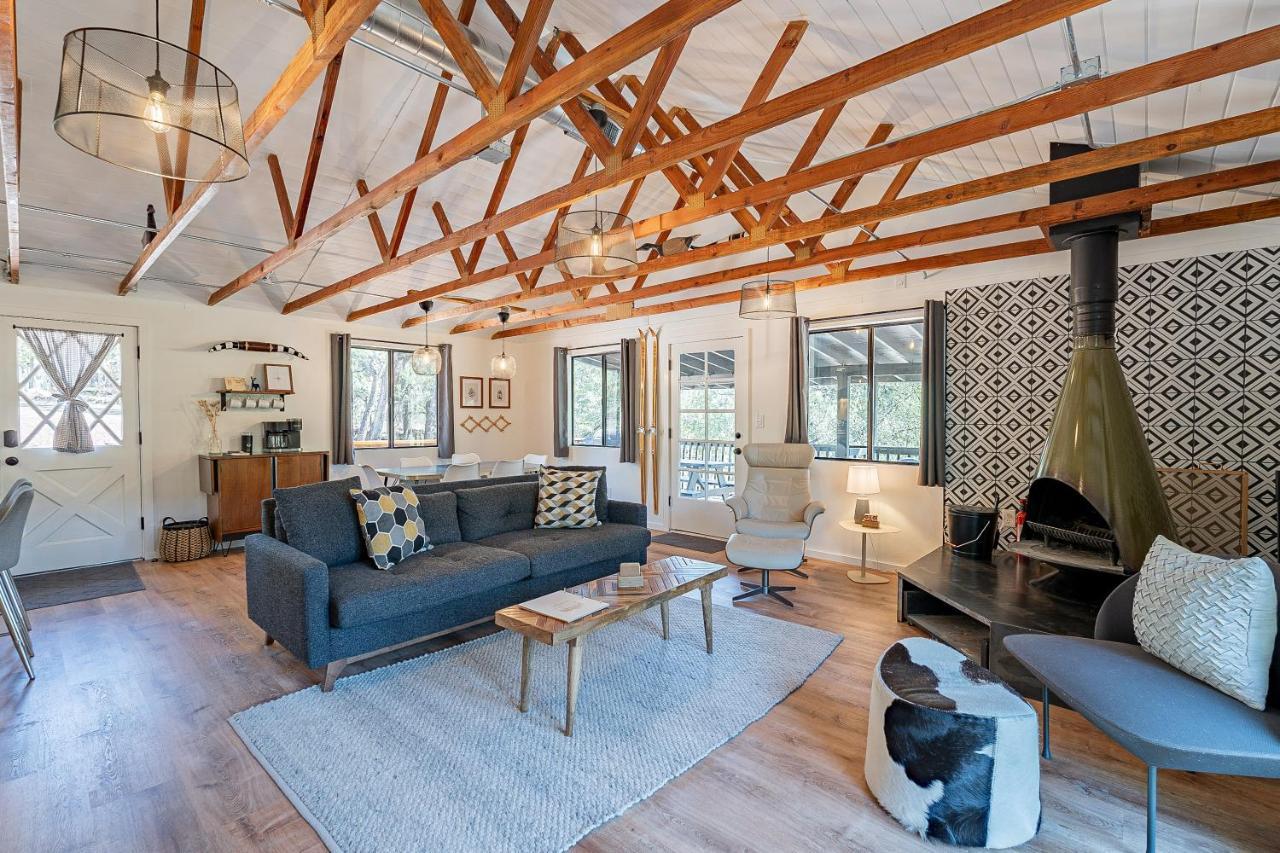 The Pine House - Cozy Mid-Century Modern, Pet-Friendly Villa Kültér fotó